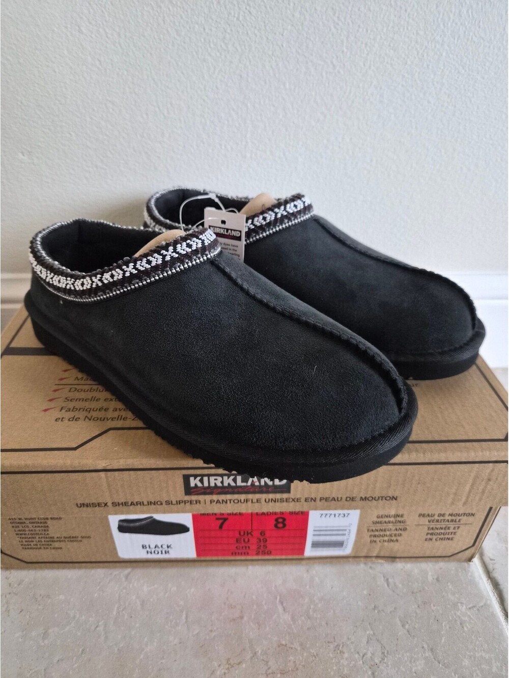Kirkland Signature Unisex Black Shearling Slippers Size 7/8 0253
